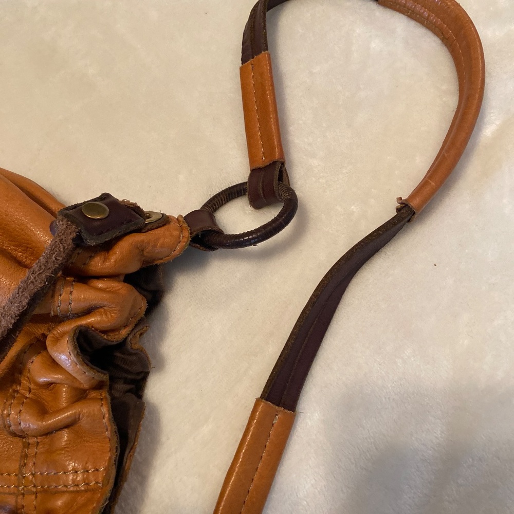 Lucky Brand soft tan leather medium shoulder bag with satchel accent . - Picture 2 of 7